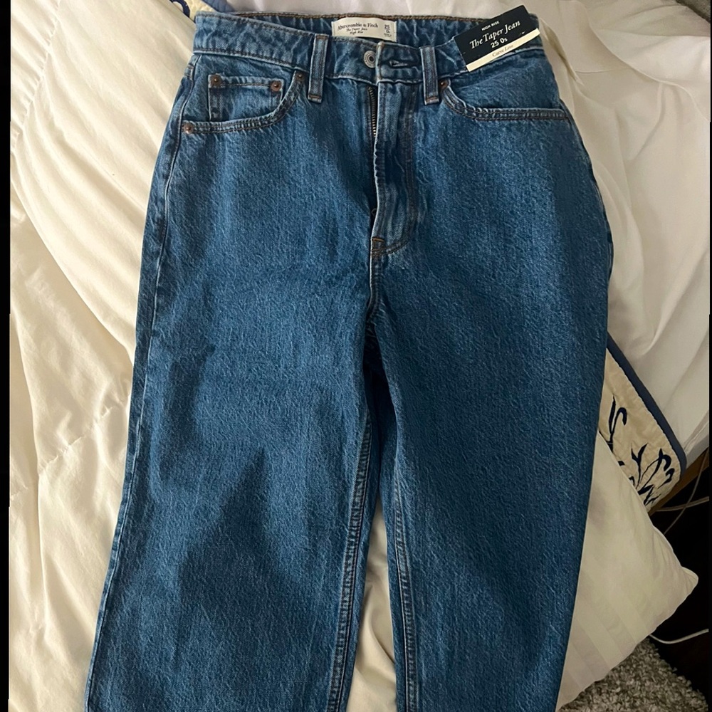 Abercrombie Curve Taper Pant

Size 25 Short
Inseam 28.5”

NWT